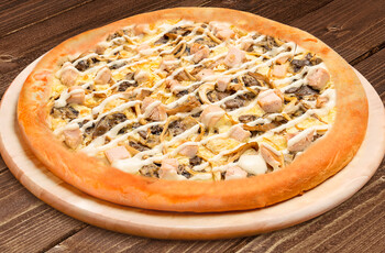 Пицца с вешенками, курицей и сулугуни