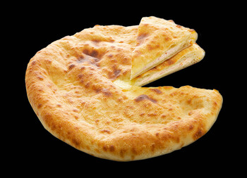 Осетинский пирог с ветчиной и сыром