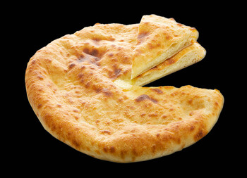 Осетинский пирог с сулугуни и помидорами