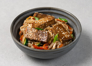 Удон с тофу и соусом терияки