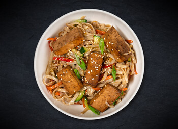 Удон с тофу и соусом терияки